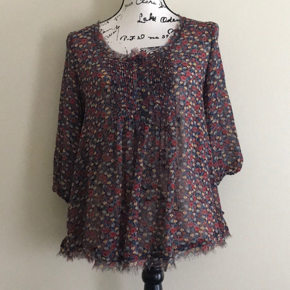 Flowered, vintage-like fluttery blouse